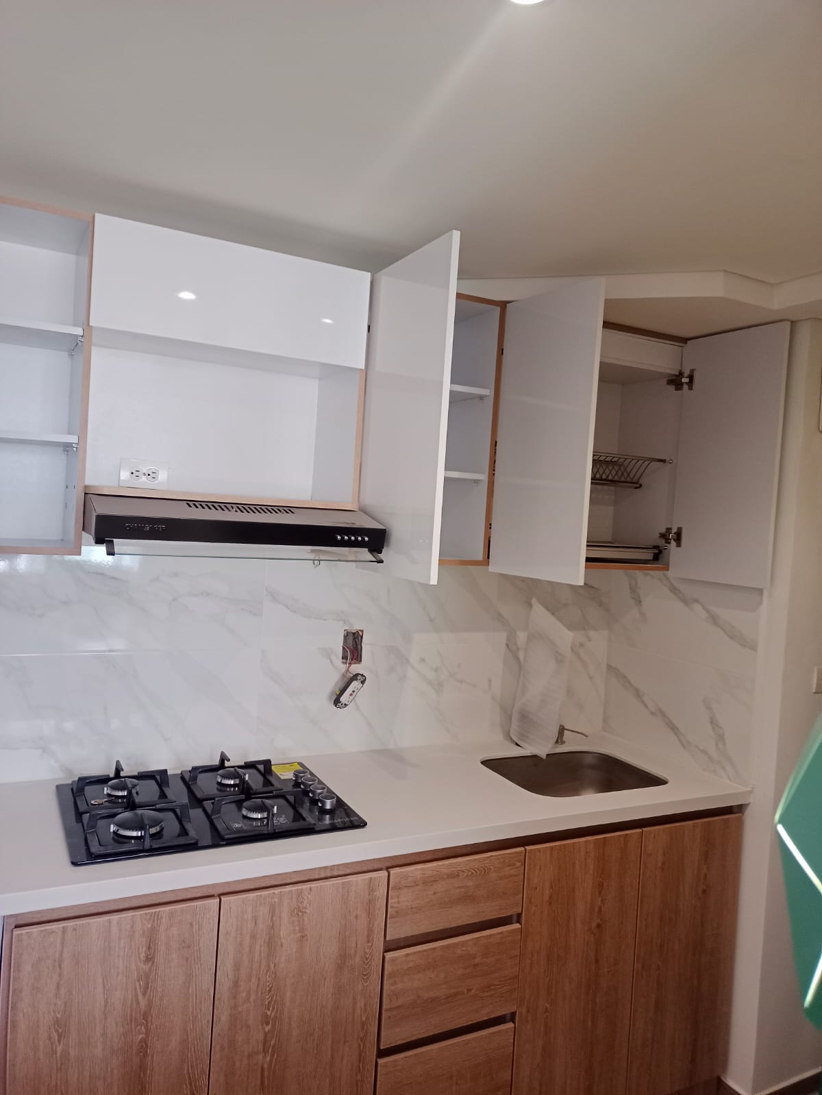 Cocina con backsplash de mármol