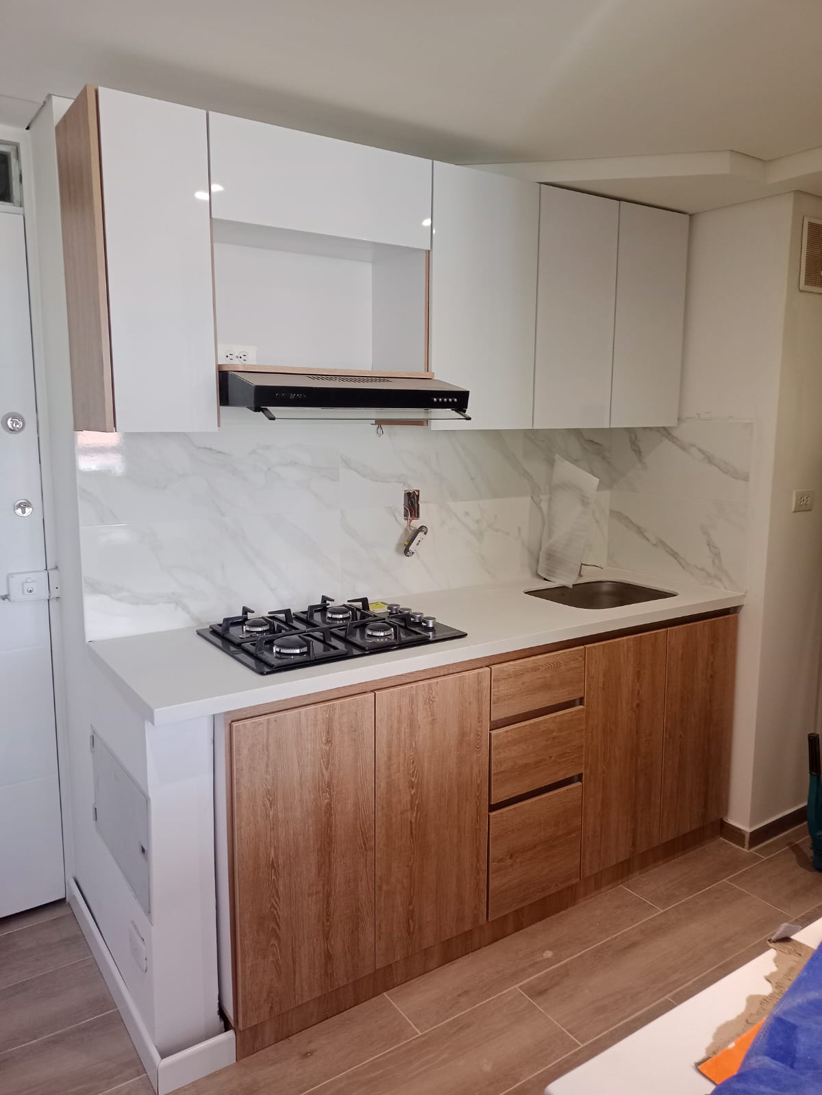 Cocina blanca con salpicadero de mármol