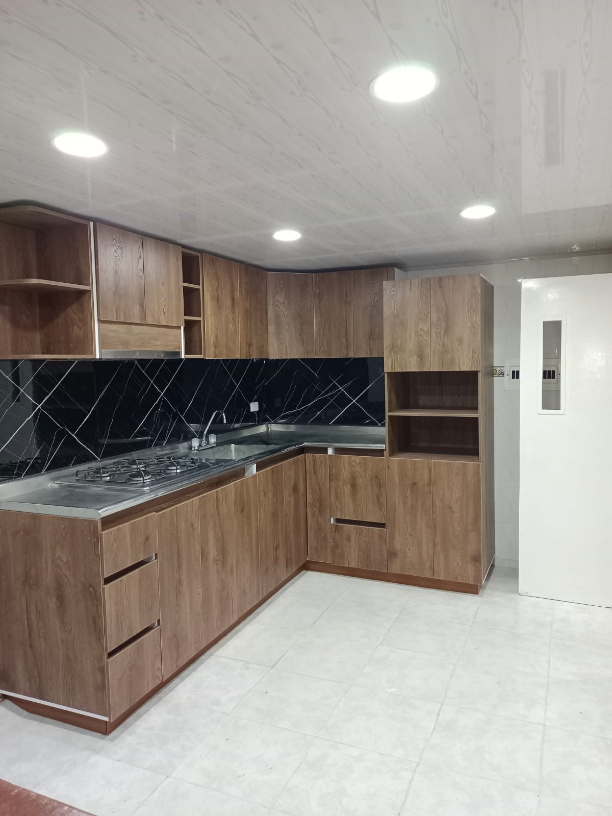 Cocina con techo PVC iluminado