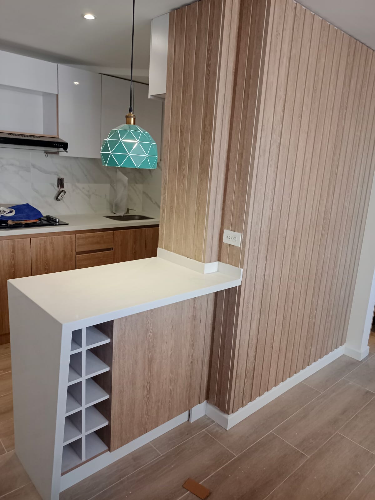 Ambiente con piso y barra terminados